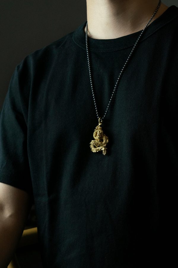 Découvrez le collier dragon : symbole de puissance et de style