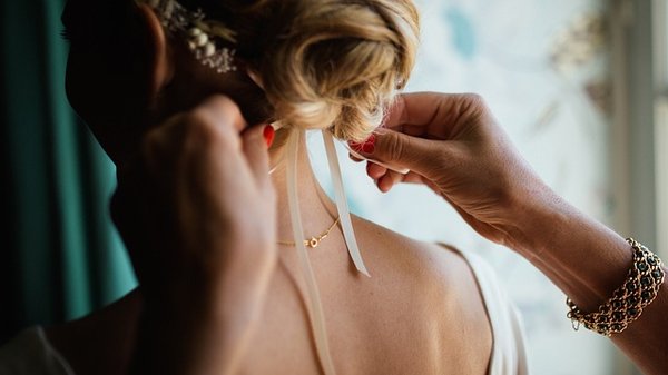 Accessoires de cheveux de mariage : un choix raffiné et élégant
