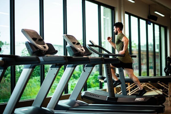 Liste équipement salle de sport : tout ce qu'il vous faut !